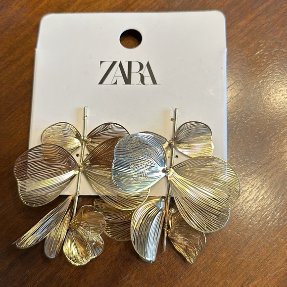 ZARA FLOWER METAL EARRINGS - Picture 3 of 3